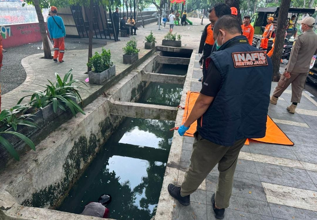 Gegerkan Warga, Penemuan Mayat Pria Bertato di Saluran Air Rawa Badak Utara Koja