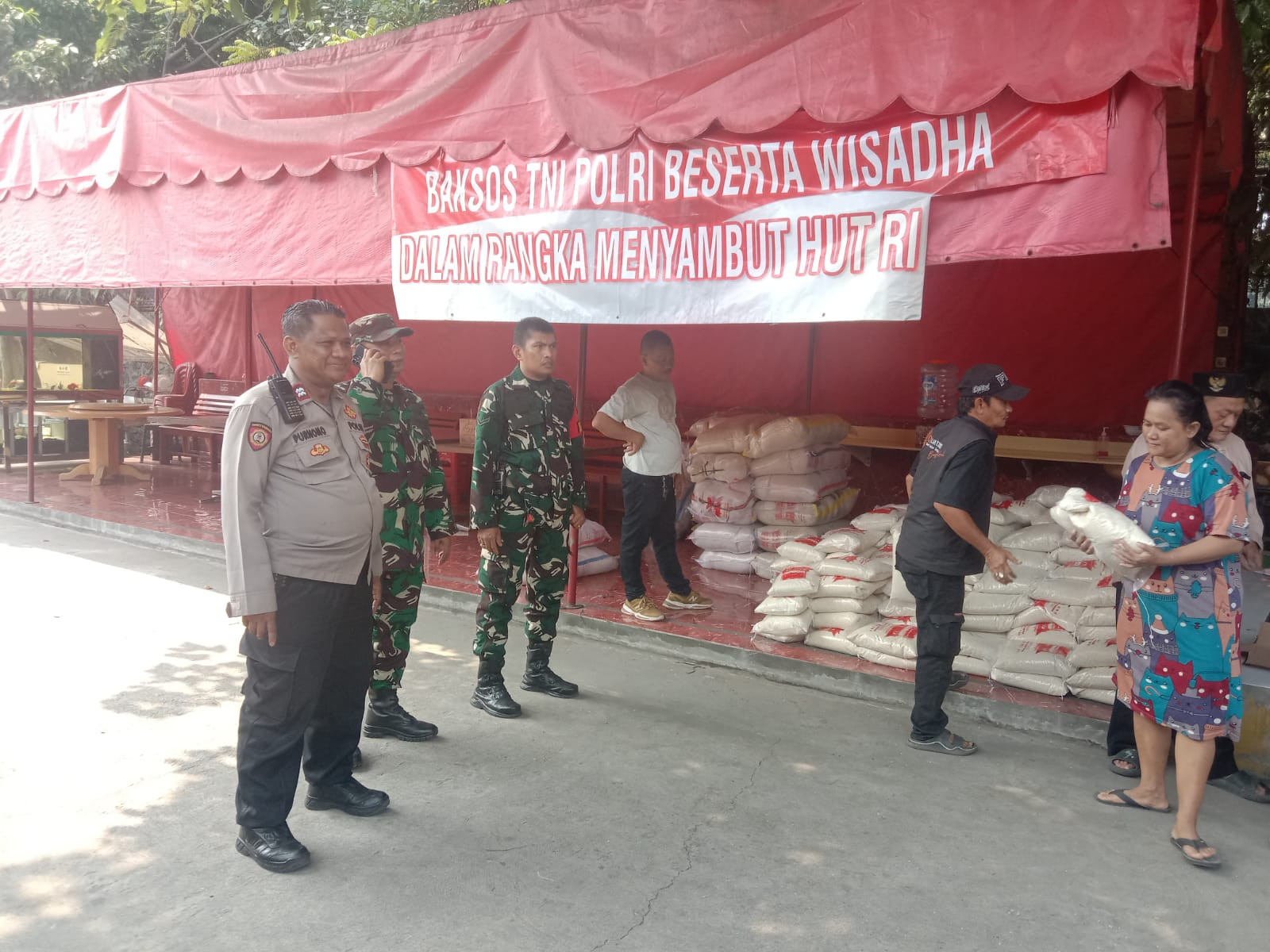 Polsek Metro Penjaringan Amankan Bhakti Sosial 500 Paket Sembako di Wihara Satria Dharma Sambut HUT RI ke-81