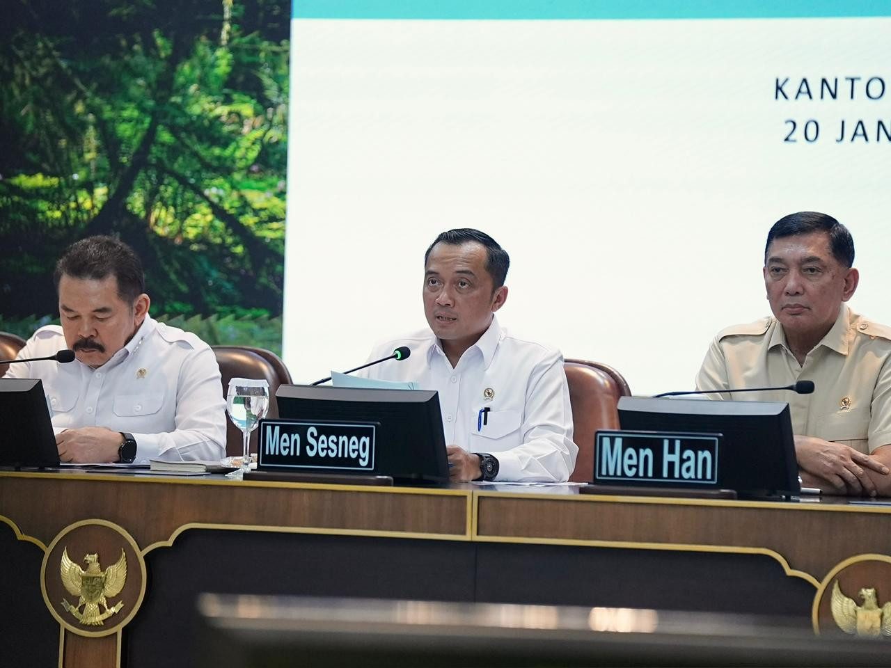 Sebelum Umumkan Pencabutan Izin Perusahaan Pelanggar Aturan, Mensesneg Sampaikan Duka Cita Kecelakaan Pesawat dan Bencana