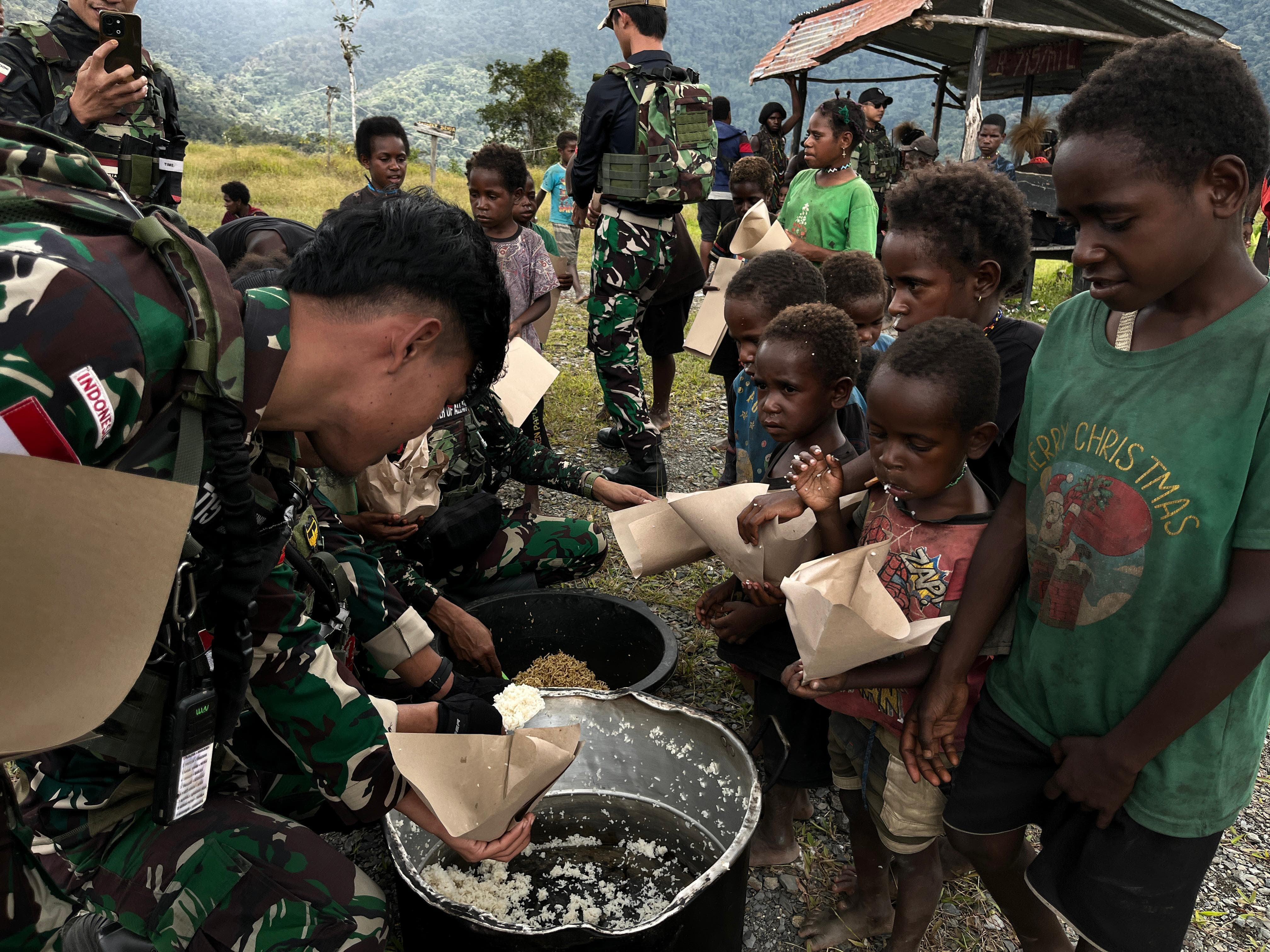Pererat tali silaturahmi, Satgas Yonif 715/Mtl ajak Masyarakat Puncak Jaya makan bersama