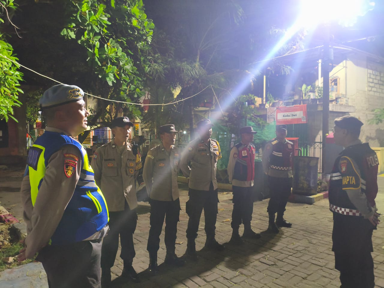 Patroli Malam Gabungan Polsek Kepulauan Seribu Utara, Cegah Guantibmas dan Sosialisasikan Layanan 110