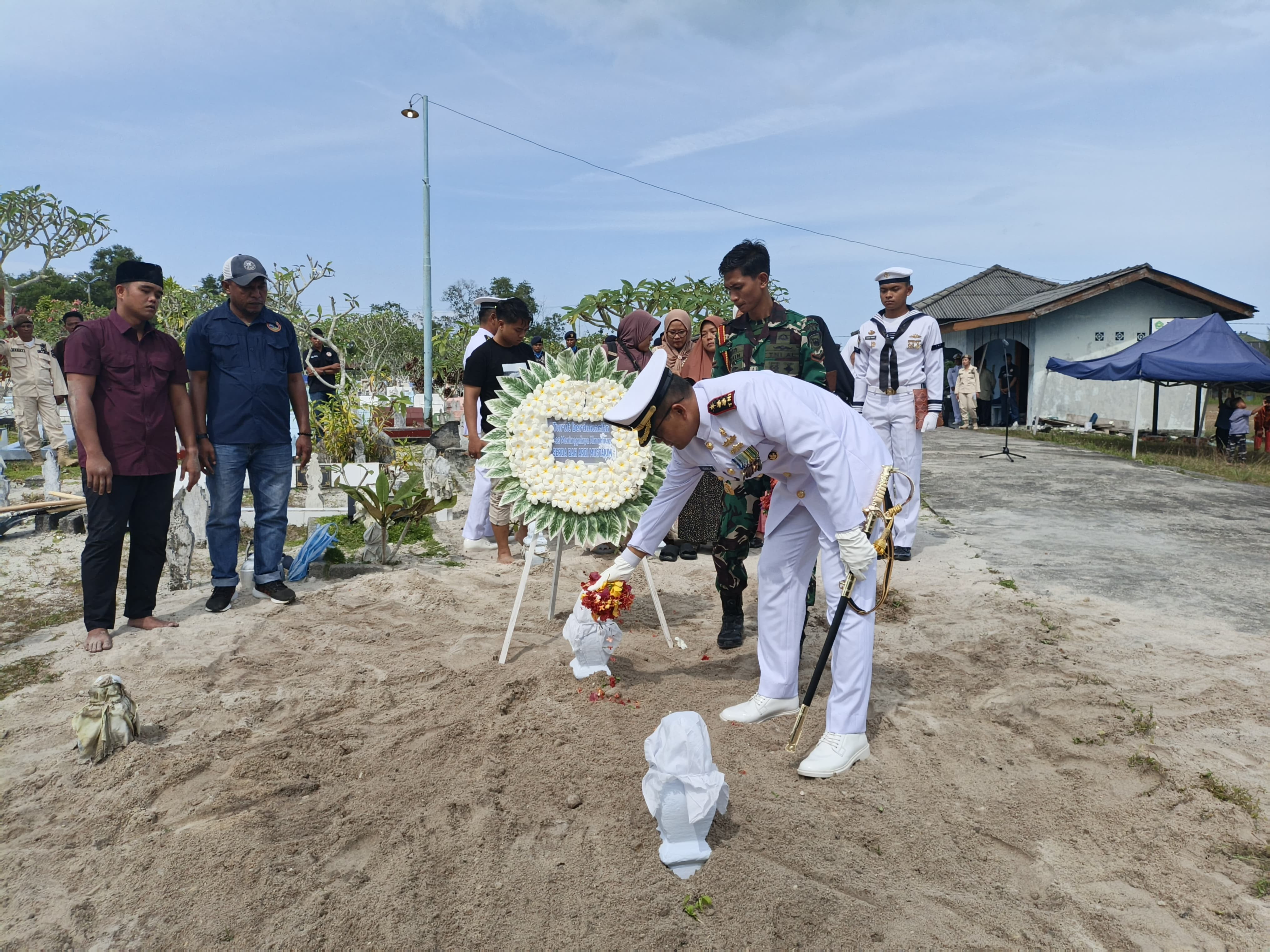 Komandan Lanal Dabo Singkep Pimpin Upacara Militer Pemakaman Almarhum Serda Bah Ardi Mustakim