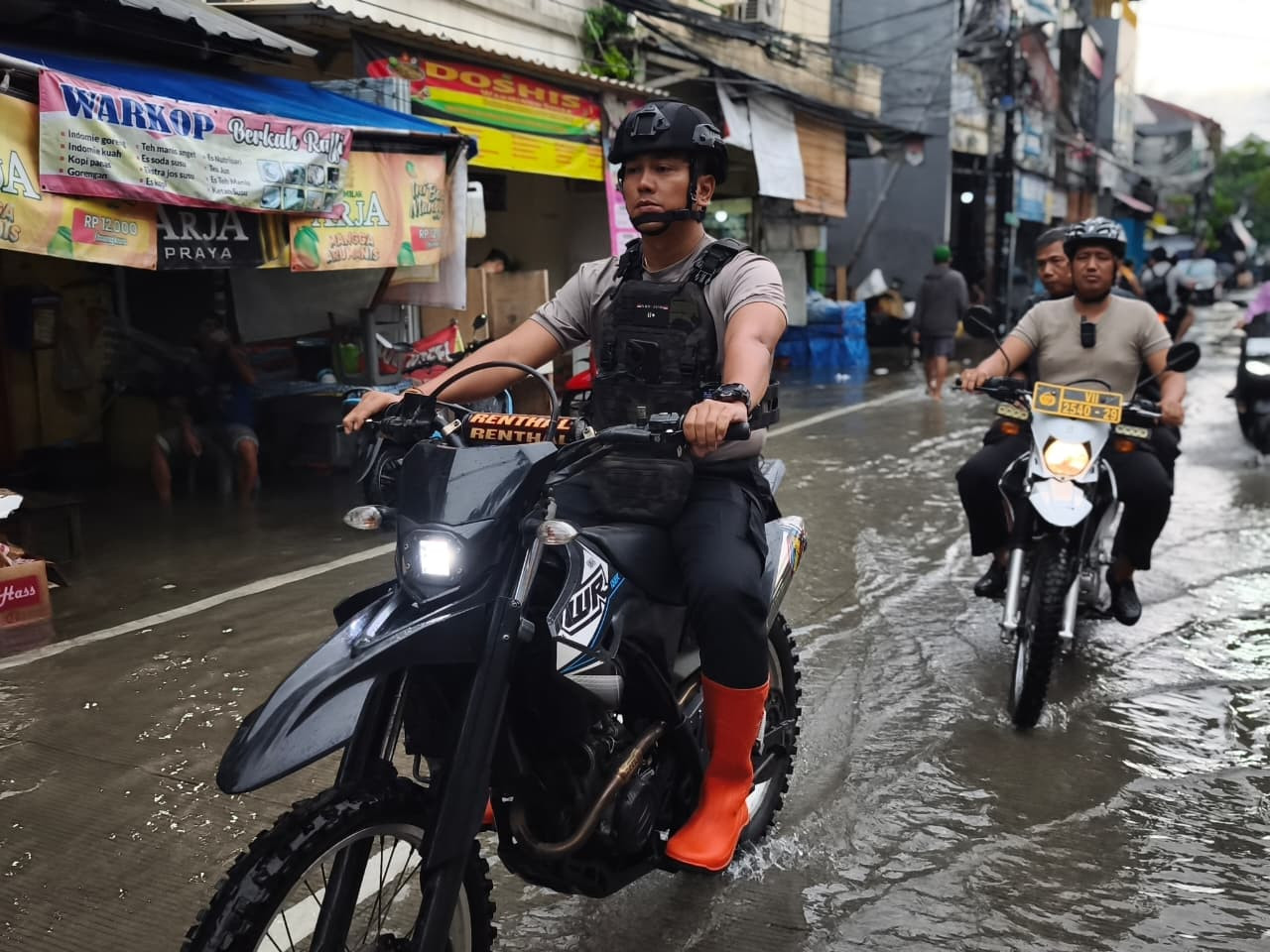 Kapolsek Pademangan Pimpin Langsung Pengecekan Banjir, Ratusan Warga Mengungsi