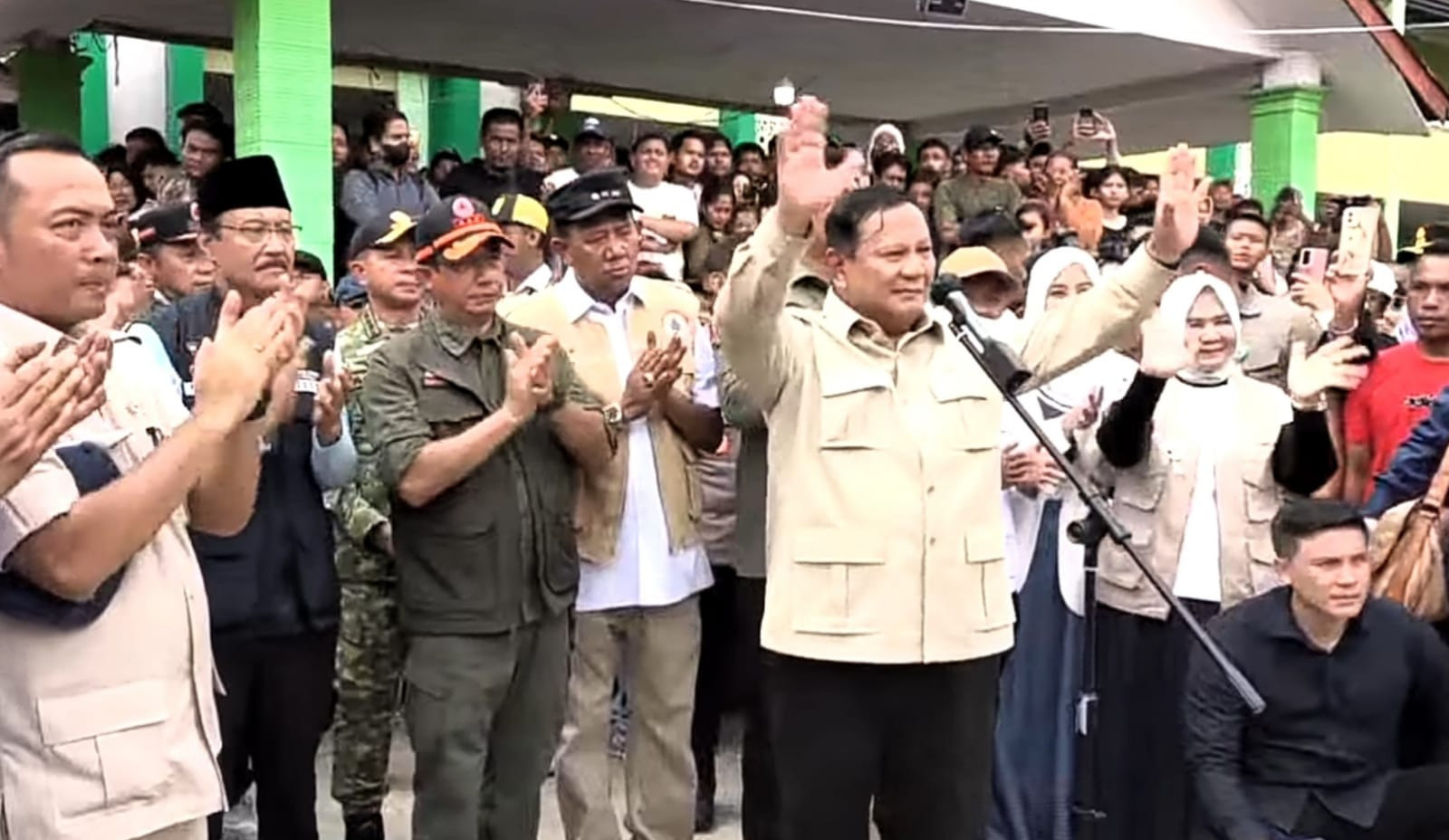 Panglima TNI Dampingi Presiden Prabowo Subianto Tinjau Lokasi Pengungsian Langkat