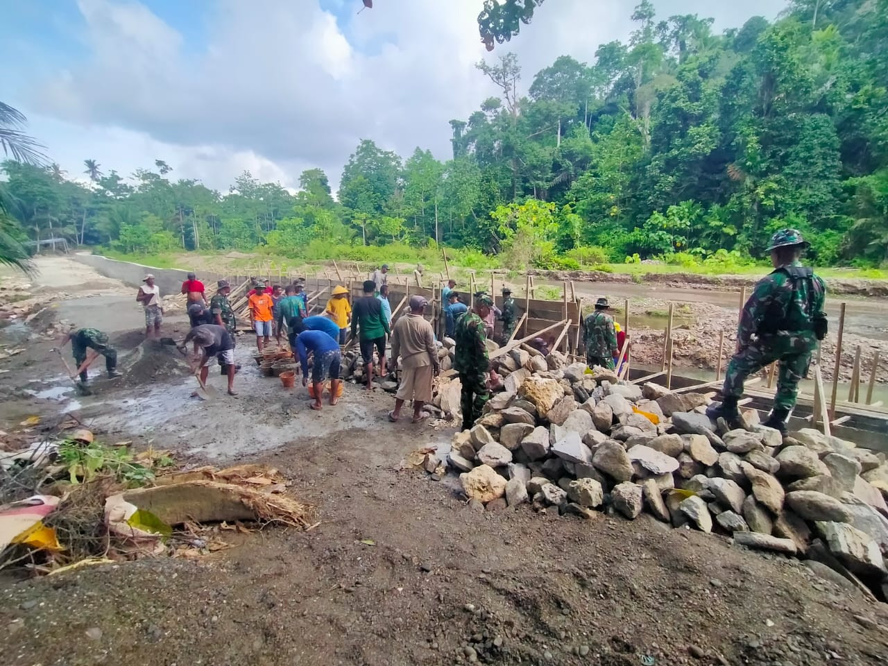 Satgas TMMD Ke-123 Kodim 1510/Sula Tak Kenal Menyerah, Kejar Target Pembangunan