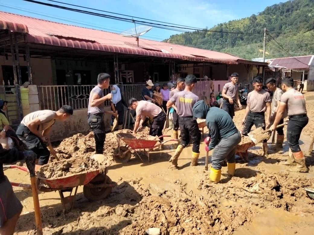 Brimob Polda Sumut Gotong Royong Bersihkan Lingkungan Perumahan Pandan Asri Pascabencana