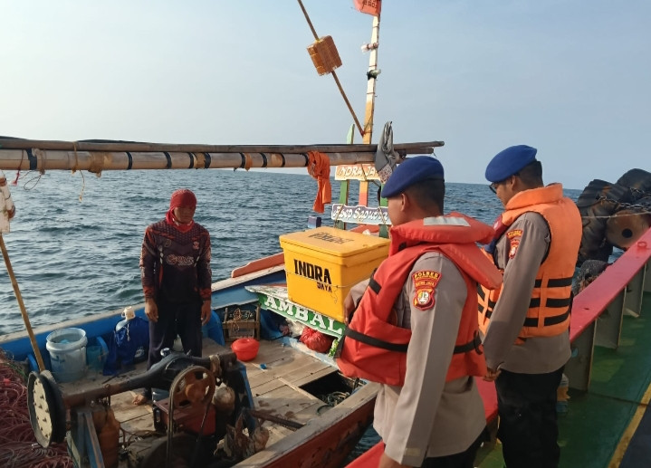 Satpolairud Polres Kepulauan Seribu Patroli Laut, Antisipasi Kejahatan dan Berikan Himbauan Keselamatan kepada Nelayan