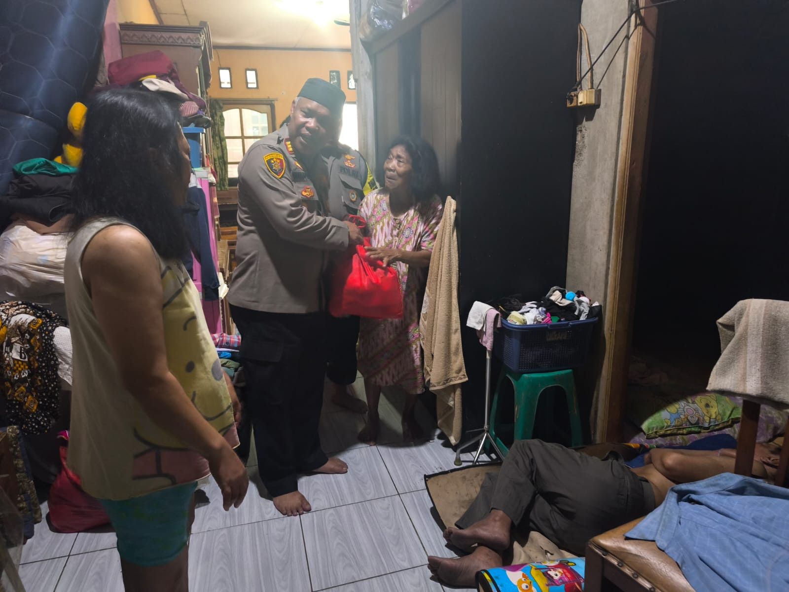 Empati dan Berbagi, Kapolsek Bekasi Barat Kunjungi Warga yang Sakit