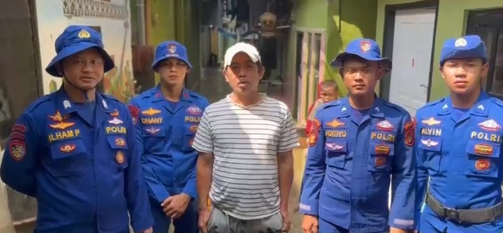 Polairud Polda Metro Jaya Evakuasi Warga Kebon Pala, Ketua RT: Apresiasi Tinggi dan Terima Kasih atas Kepedulian Polisi