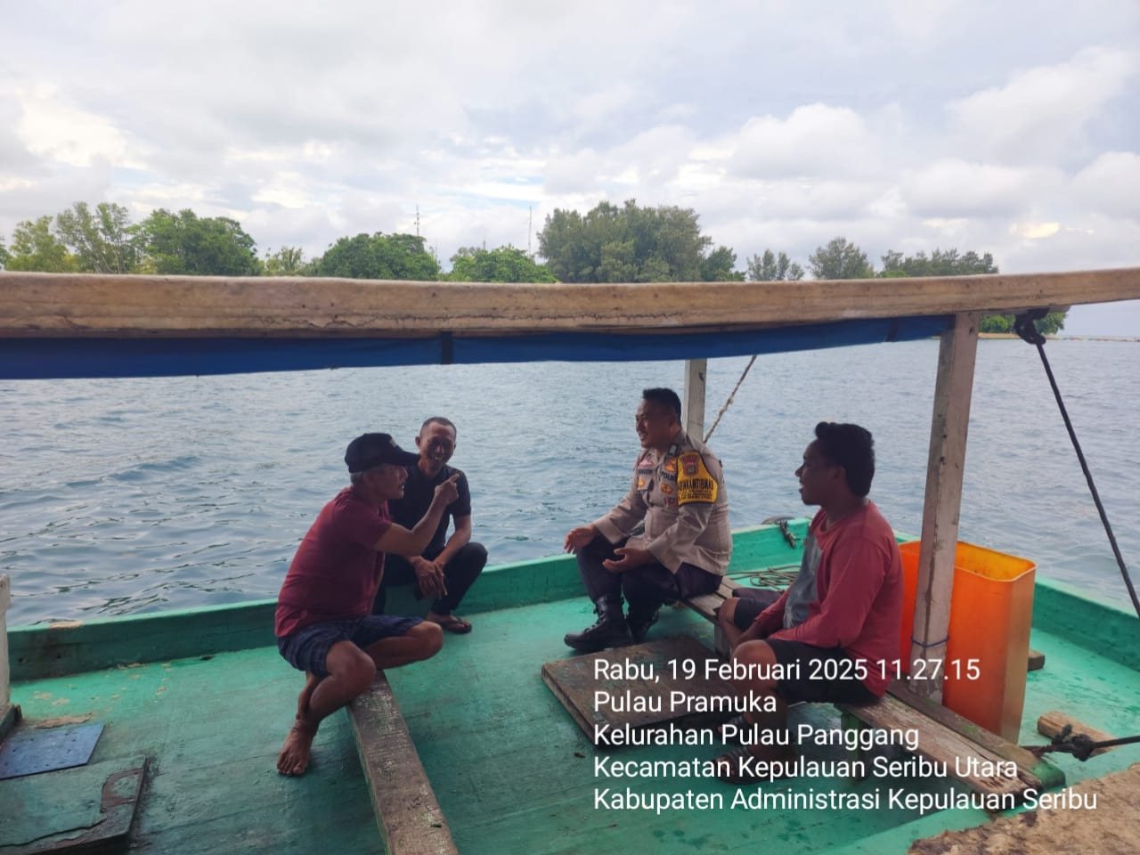 Bhabinkamtibmas Pulau Pramuka Peduli Keselamatan Nelayan, Imbau Gunakan Life Jacket