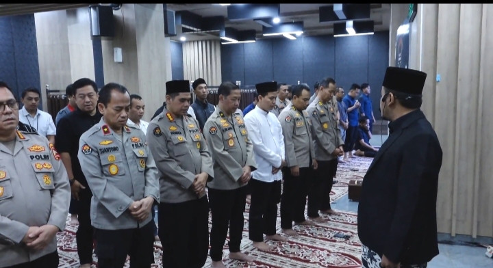 Bentuk Kepedulian, Jajaran Polri Gelar Salat Ghaib Untuk Anggota yang Gugur