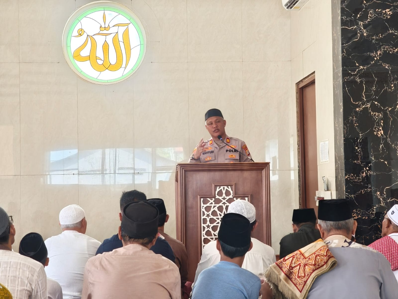 Kapolsek Bekasi Barat Salat Jumat Bersama Warga, Ajak Jaga Kondusivitas Kamtibmas Melalui Program Jaga Jakarta On The Spot