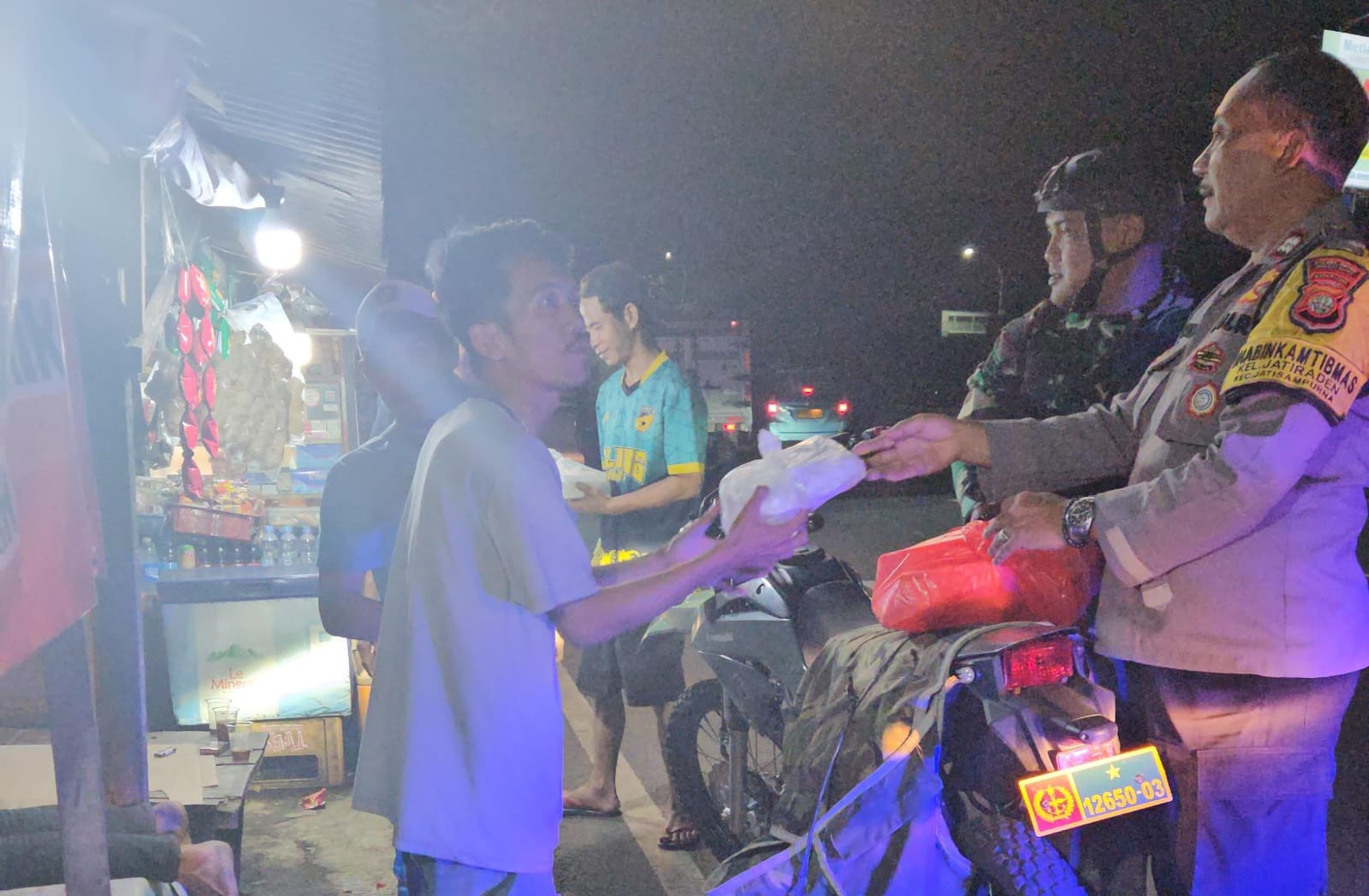 Hangatnya Kepedulian: Polsek Jatisampurna Bagikan Makan Sahur untuk Warga