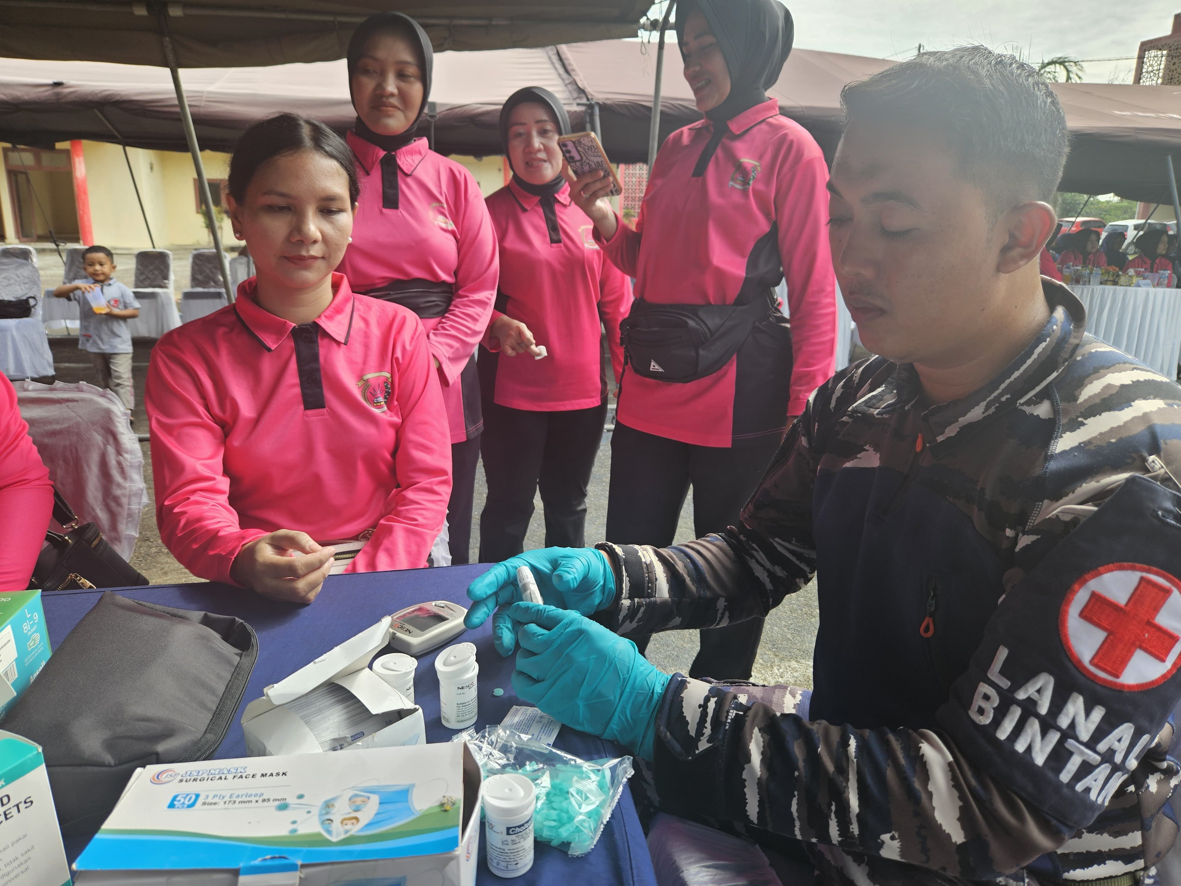 Jalasenastri Lanal Bintan Berkolaborasi Dengan Organisasi Wanita TNI-Polri Selenggarakan Bakti Kesehatan