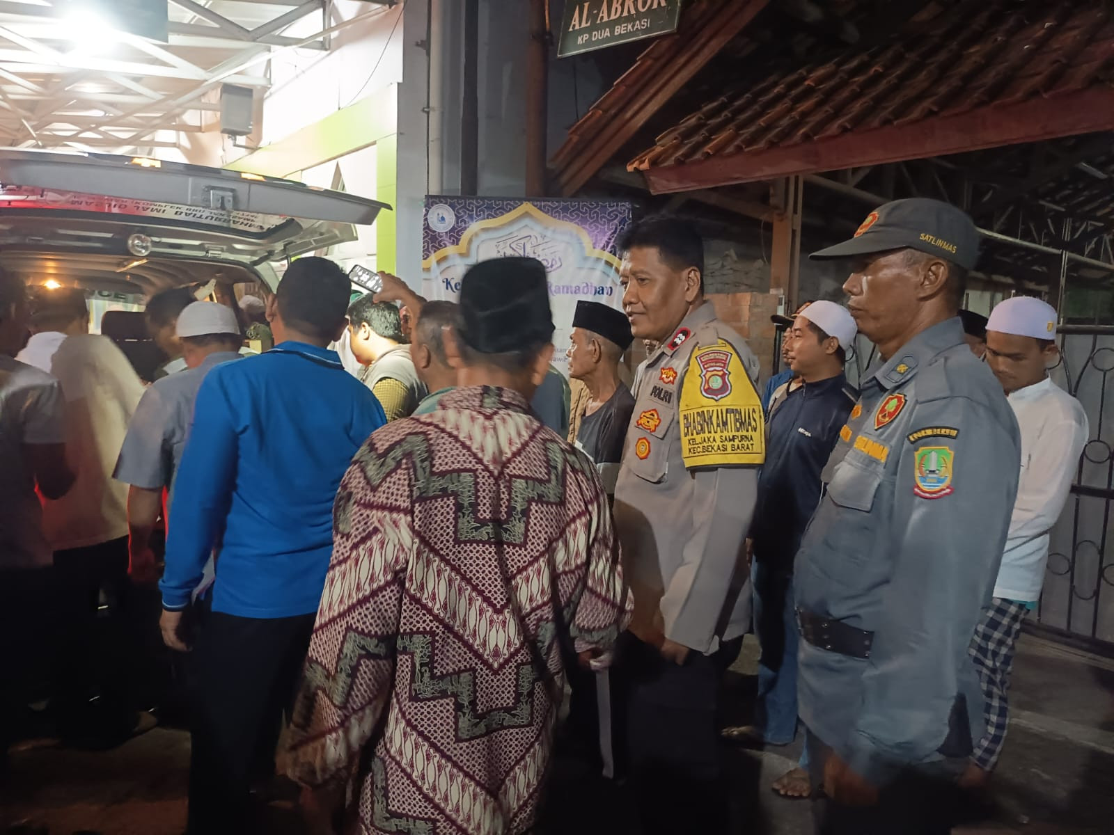 Empati dan Peduli Bhabinkamtibmas Jakasampurna Polsek Bekasi Barat Takziah Warga yang Meninggal