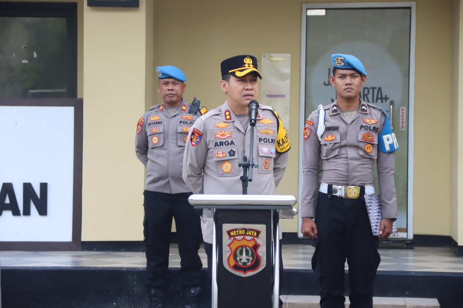 Kapolres Kepulauan Seribu Pimpin Apel Pagi, Tegaskan Disiplin Personel dan Ingatkan Soal Hindari Gaya Hidup Hedonis