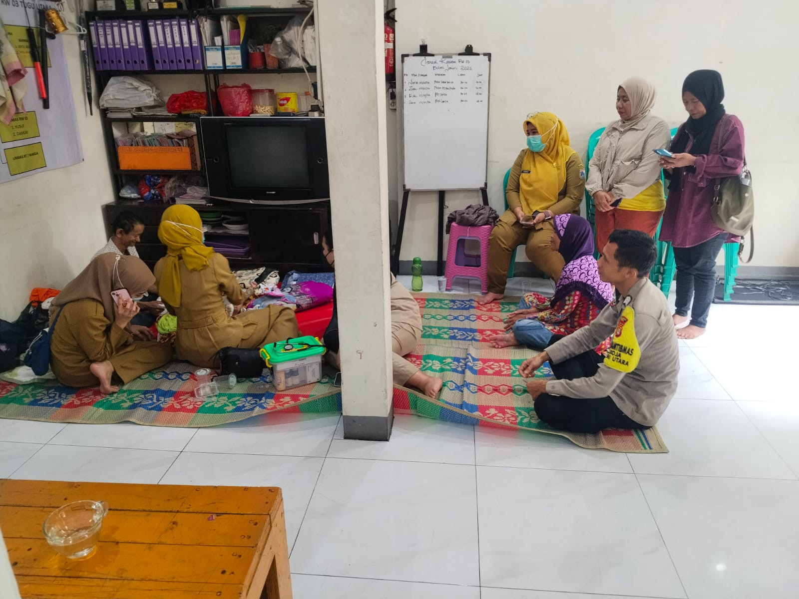 Polisi dan Tenaga Kesehatan Pantau Posko Pengungsian Banjir di Tugu Utara, Bayi 3 Bulan Dapat Pemeriksaan