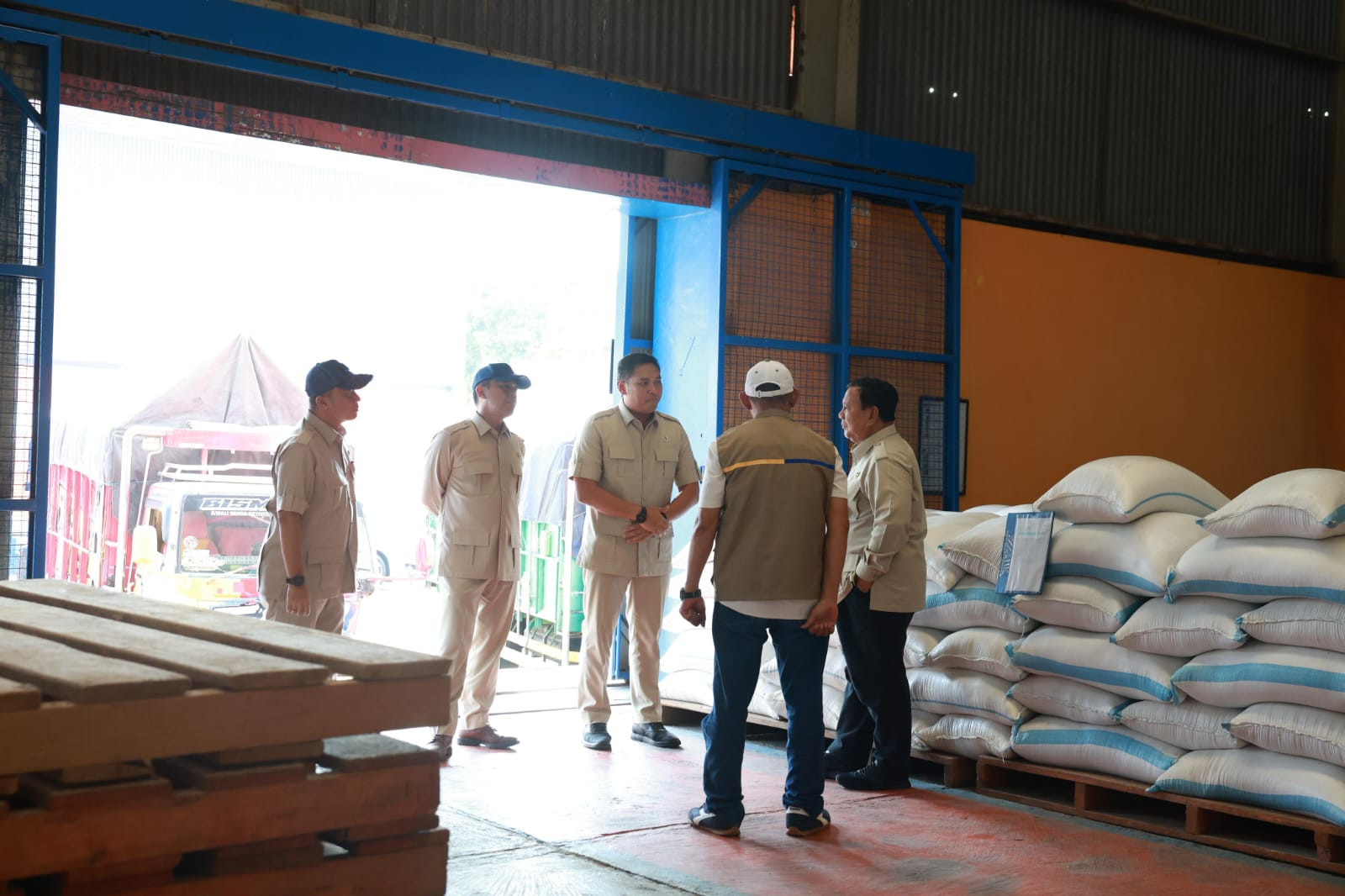 Usai Beri Arahan Ketua DPRD Se-Indonesia, Prabowo Sidak Gudang Bulog Danurejo Pastikan Stok Beras Aman