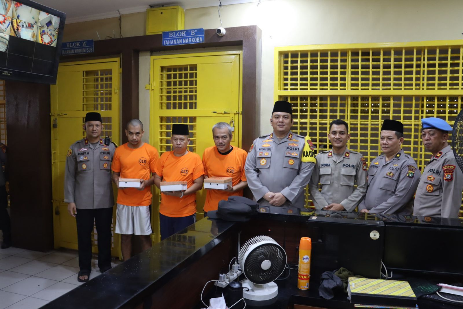 Sambangi Ruang Tahanan, Kapolres Pelabuhan Tanjung Priok, Berikan Menu Berbuka Puasa & Takjil