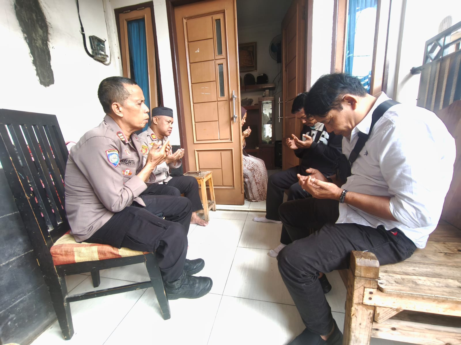 Perkuat Kebersamaan, Kapolsek Bekasi Barat Kunjungi Anggota yang Sakit