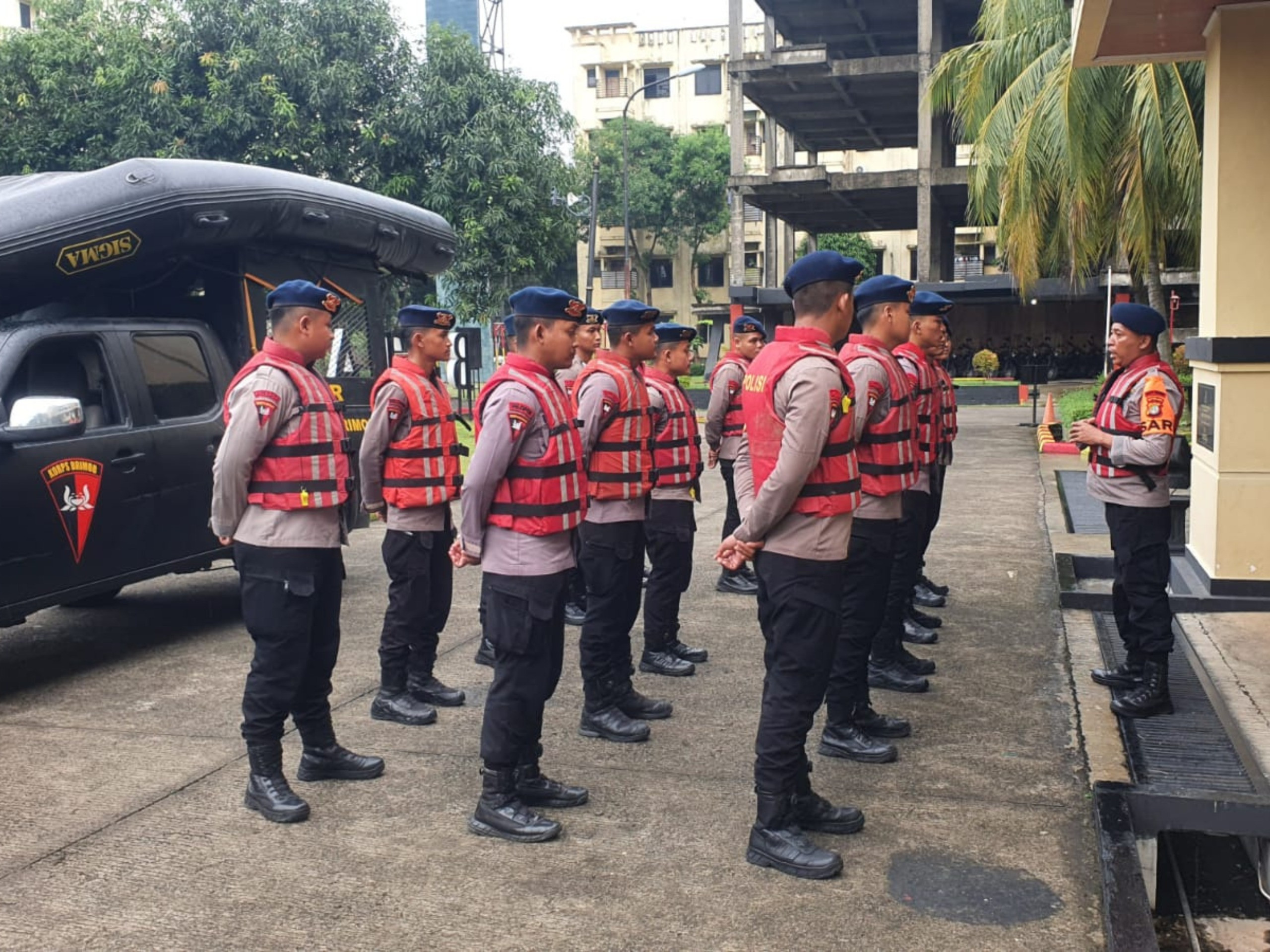 Brimob Polda Metro Jaya Laksanakan Apel Siaga dan Patroli SAR, Siap Hadapi Potensi Banjir di Musim Hujan