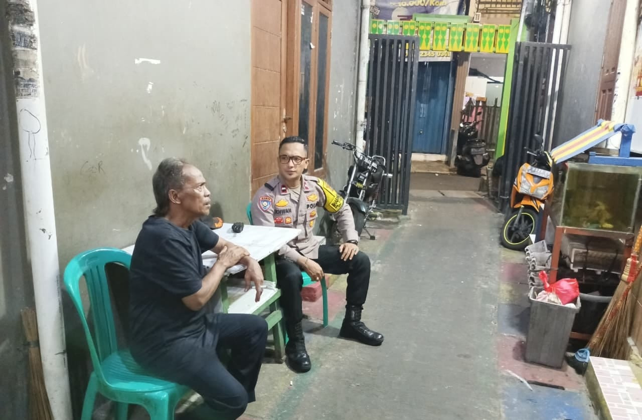 Sambang Pos Kamling: Bhabinkamtibmas Kampung Rawa Giatkan Pengawasan dan Keamanan, Termasuk Patroli Rumah Kosong Ditinggal Mudik