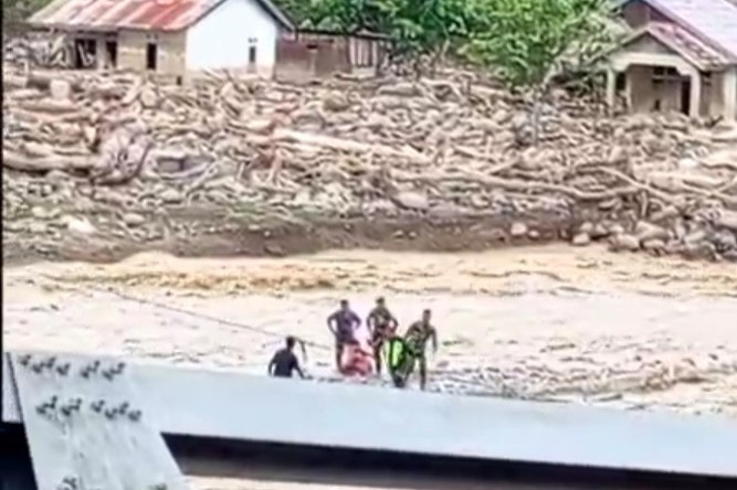 Respons Cepat Prajurit TNI AD Selamatkan Warga Terseret Arus Sungai di Ketol