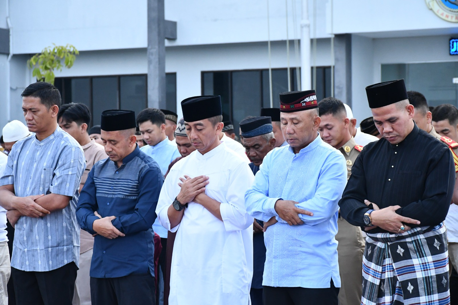 Keluarga Besar Lantamal I Bersama Masyarakat Belawan Laksanakan Sholat Idul Fitri 1446 H di Mako Lantamal I
