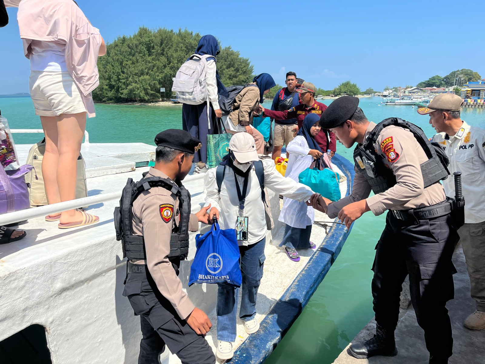 Polisi Baik Bantu Penumpang di Dermaga, Cegah Sajam dan Narkoba Masuk Pulau Seribu