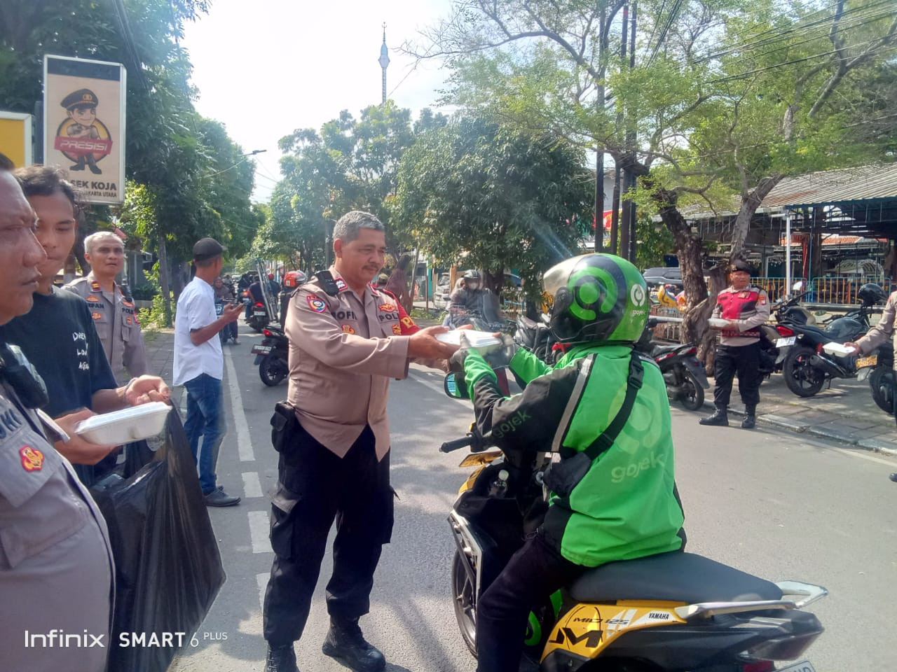 Jumat Berkah Polsek Koja: 50 Paket Nasi Kotak Dibagikan untuk Warga dan Pengemudi Ojek Online