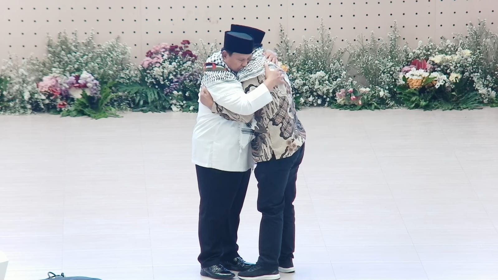 Peluk Dubes Palestina, Prabowo Tak Kuasa Tahan Air Mata di Hadapan Ribuan Santri Gontor