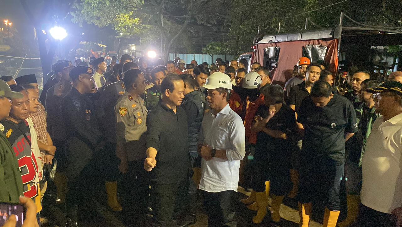 Gunung Sampah di TPST Bantargebang Longsor, 4 Orang Tewas dan Sejumlah Truk Tertimbun