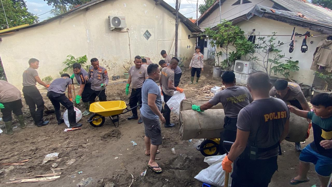 Polres Metro Bekasi Kota Giat Kerja Bakti Bersih - Bersih Lumpur dan Sampah Pasca Banjir di Asrama Polri
