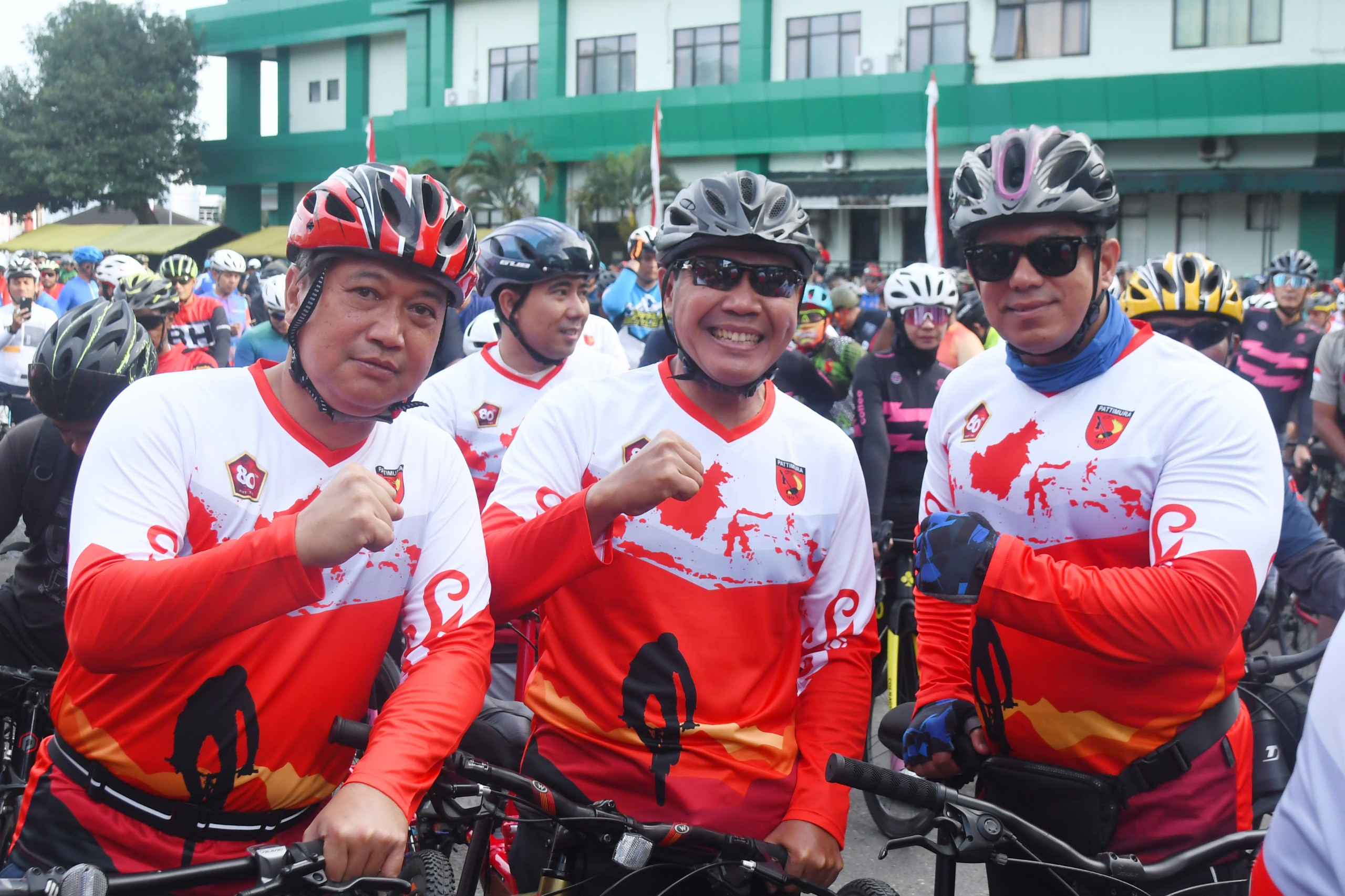 Dankodaeral IX Beserta Ketua Daerah Kodaeral IX Gabungan Jalasenastri Koarmada RI Semarakkan  Fun Bike Songsong HUT Ke-80 TNI