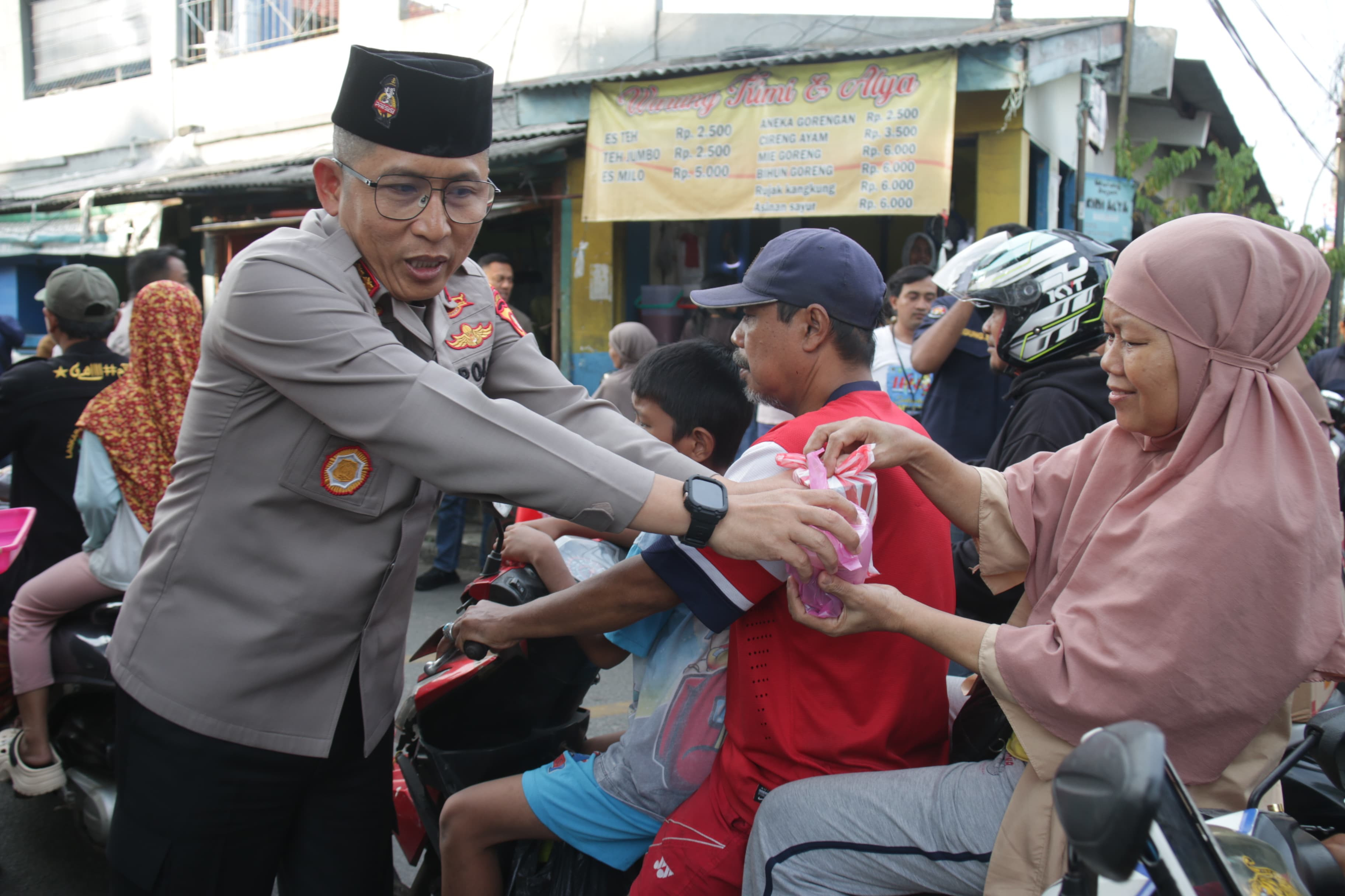 Kapolres Metro Jakarta Utara Bagikan Takjil dan Sembako Untuk Warga Tanjung Priok