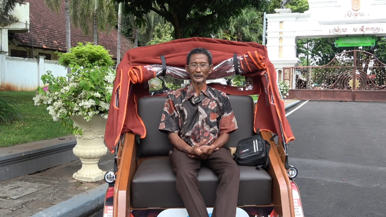 Doa Penarik Becak Lansia Tuban: Semoga Pak Prabowo Selalu Bisa Membuat Rakyatnya Tersenyum