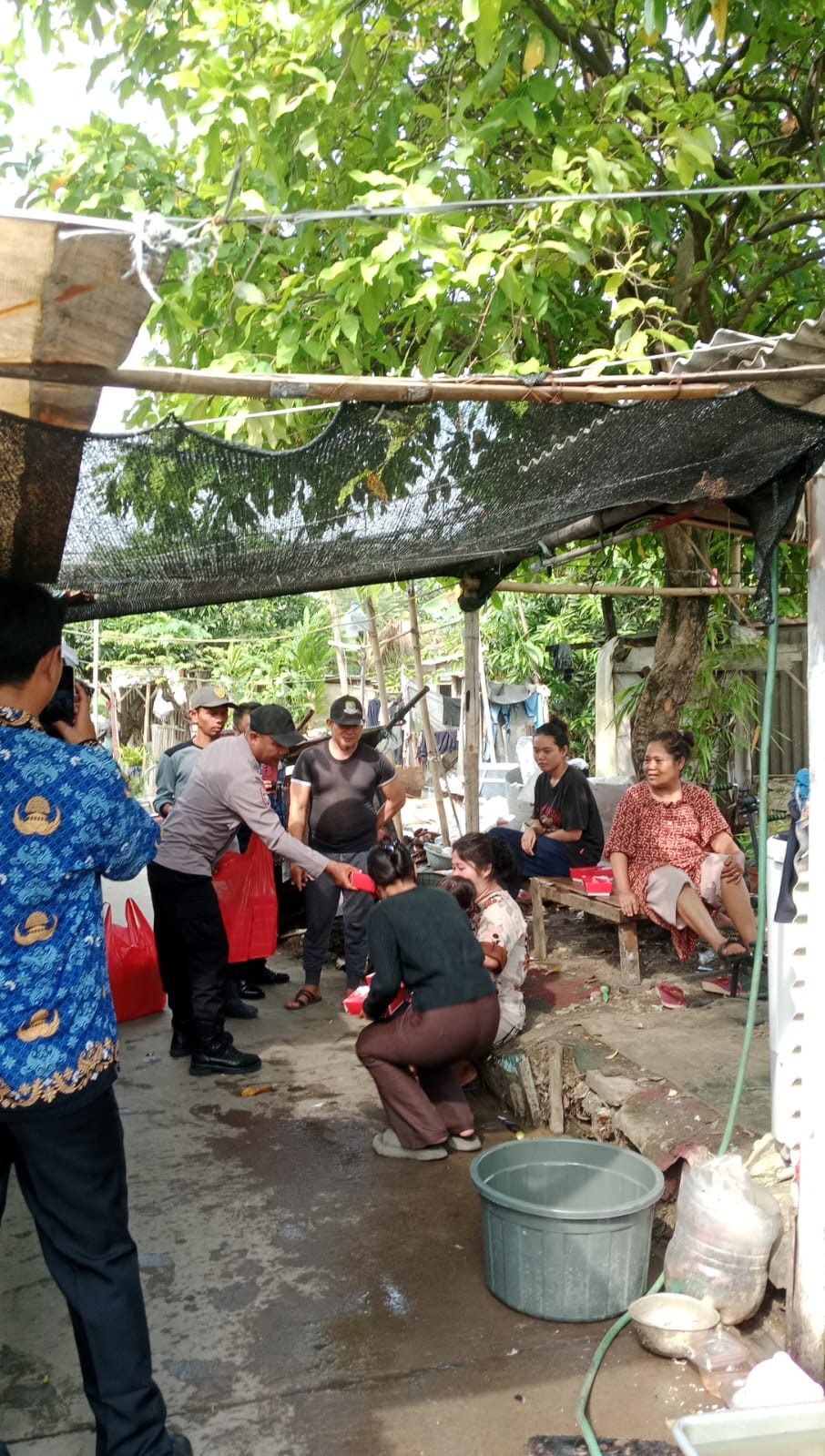 Jumat Berkah, Polsek Bekasi Utara melalui Bhabinkamtibmas Teluk Pucung Berbagi Kepada Warga