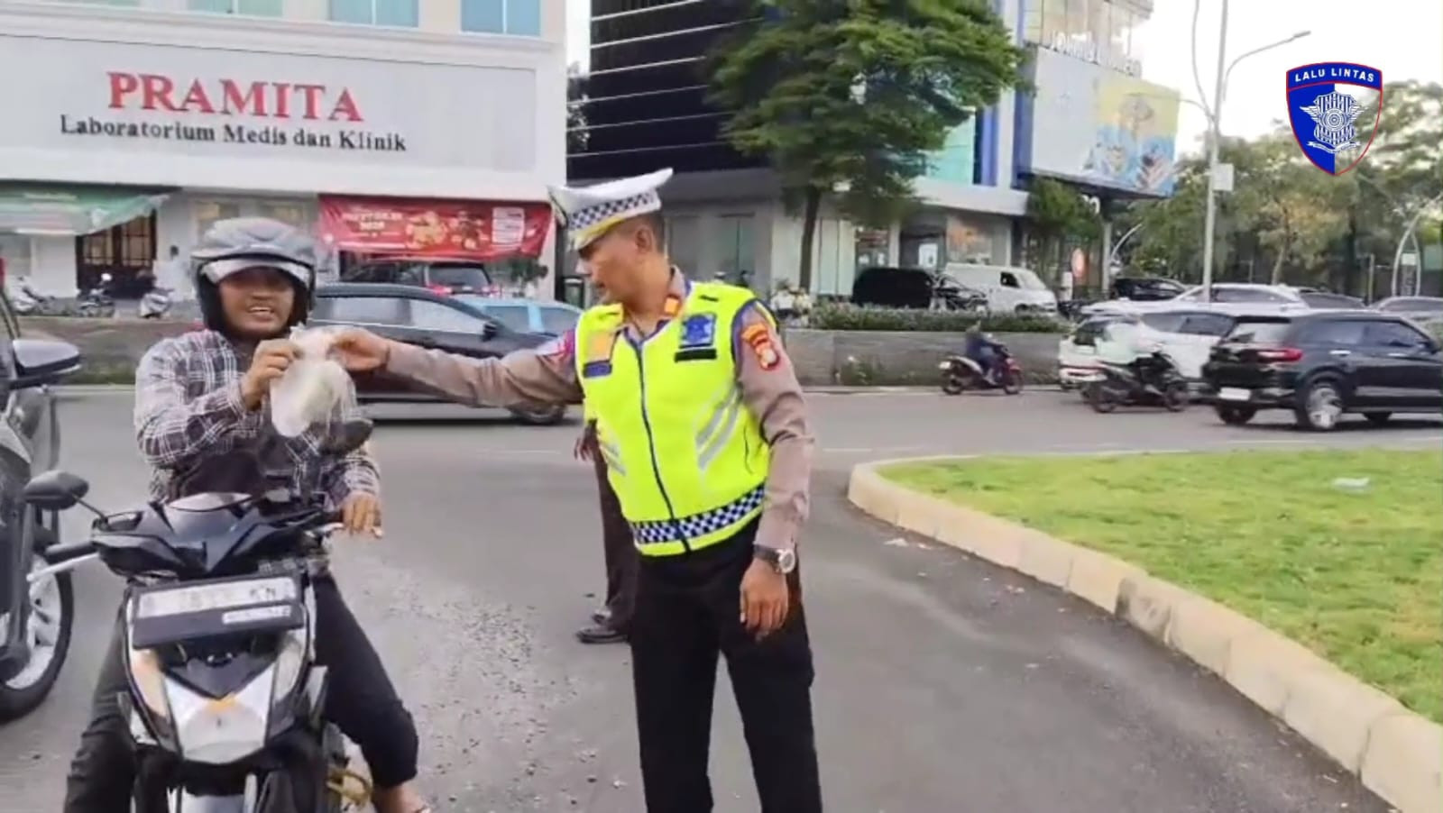 Kepedulian Unit Turjawali Lantas Polres Metro Bekasi Kota Berbagi Takjil Gratis