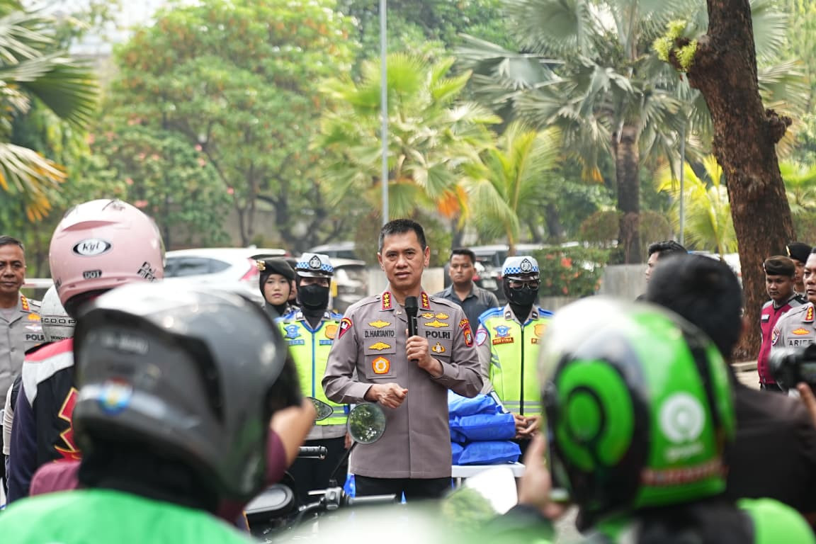 Sabtu Berkah Bersama Ojol, Kapolda Metro Jaya Ajak Pengemudi Utamakan Keselamatan