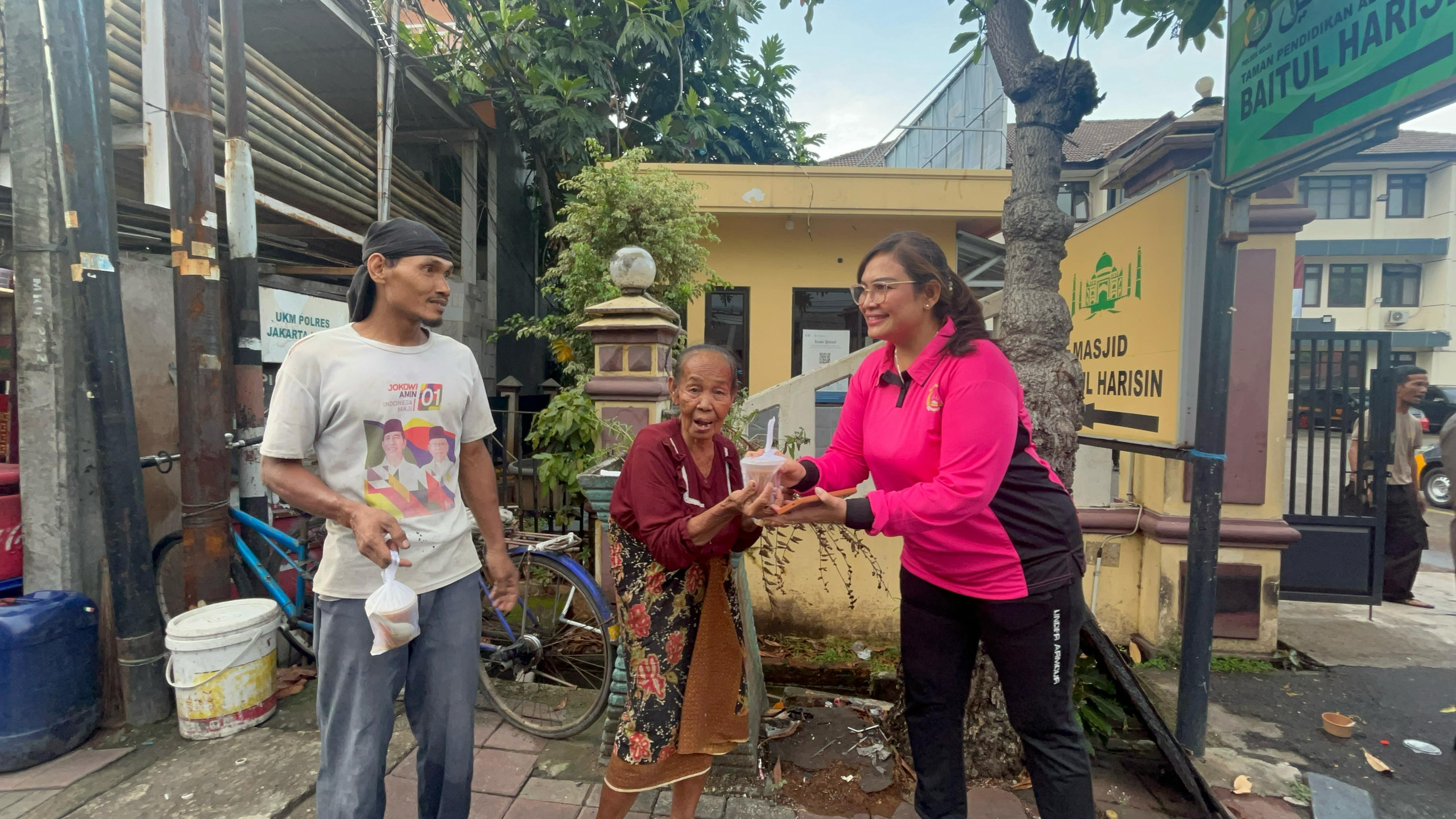 Polsek Koja dan Bhayangkari Ranting Koja Bagikan Takjil Kepada Warga Sebagai Wujud Kepedulian
