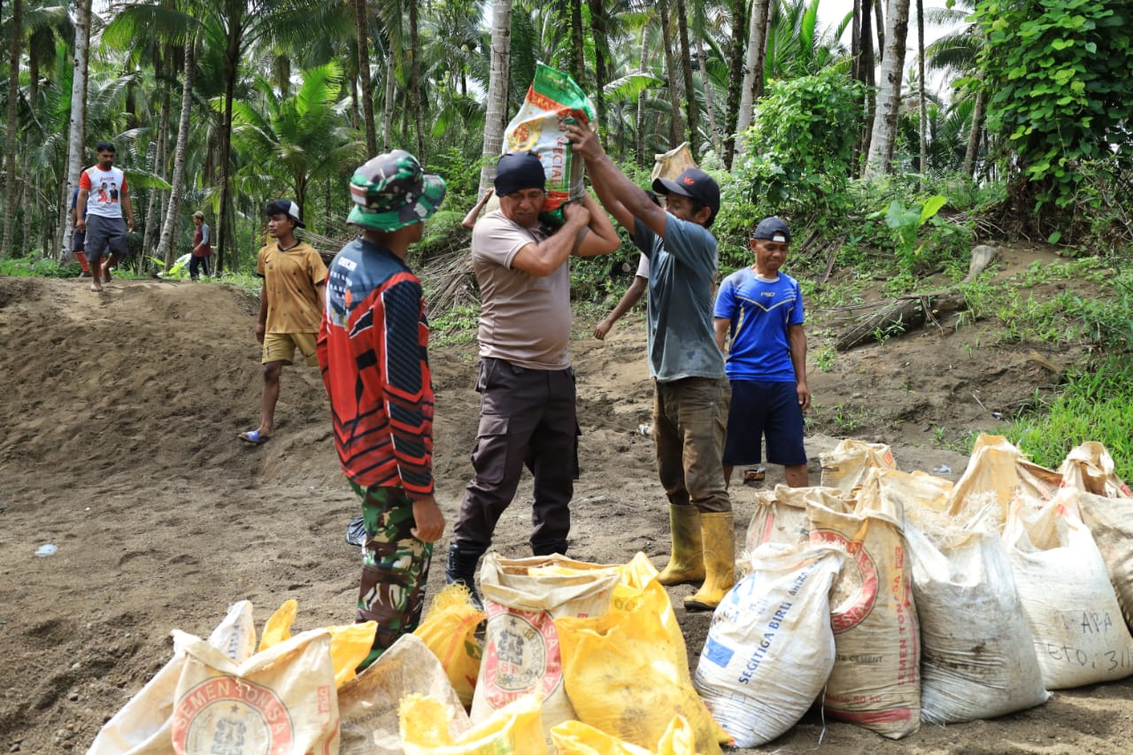Satgas TMMD Kodim 1505/Tidore Bersama Warga Gotong Royong Ambil Material Pasir Untuk Pembangunan Lapangan Bola Voli