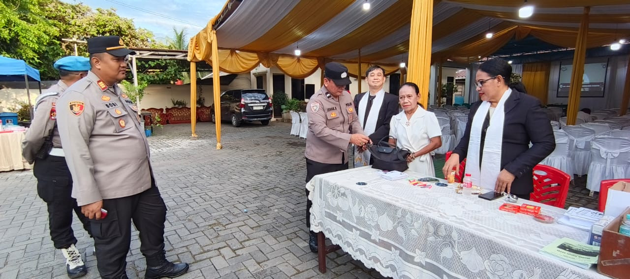 Polsek Cilincing Sterilisasi 30 Gereja, Pastikan Ibadah Natal 2025 Aman dan Kondusif