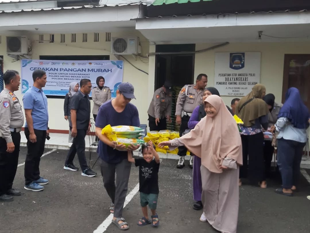Warga Antusias Sambut Gerakan Pangan Murah di Polsek Bekasi Selatan