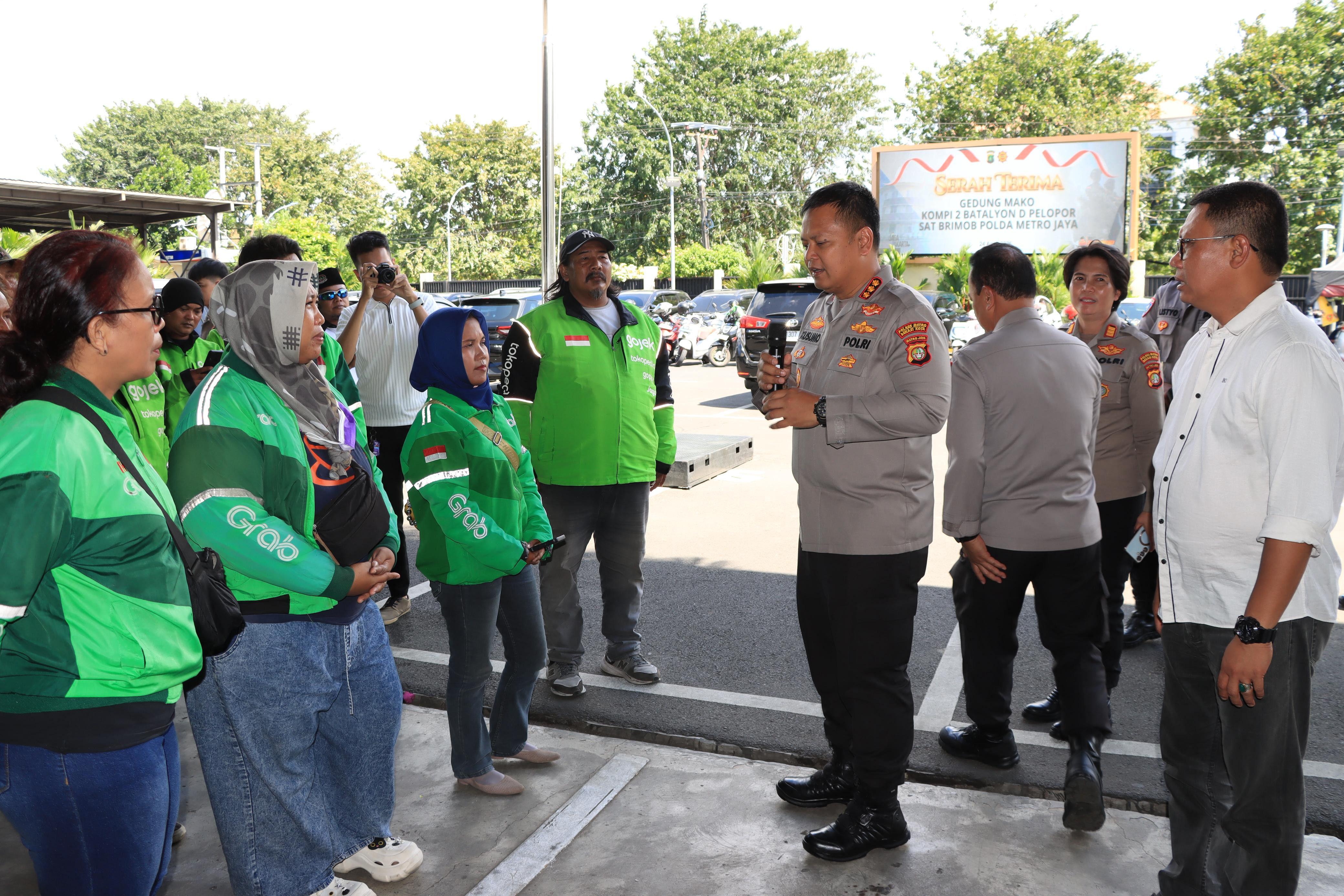 Pererat Silaturahmi, Kapolres Metro Bekasi Kota Pimpin Kegiatan Jumat Berkah Bagi Sembako Kepada Potensi Masyarakat