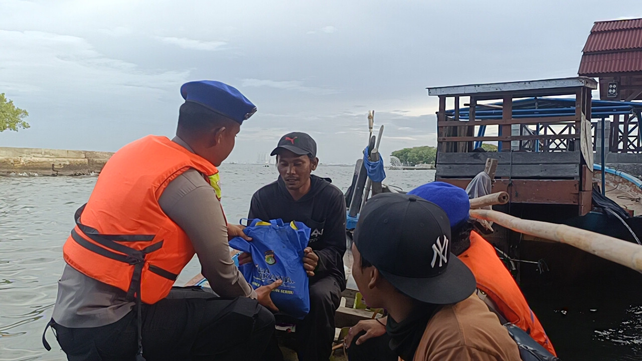 Patroli Dialogis Satpolairud di Perairan Kepulauan Seribu, Polisi Ajak Nelayan Jaga Keselamatan dan Kamtibmas