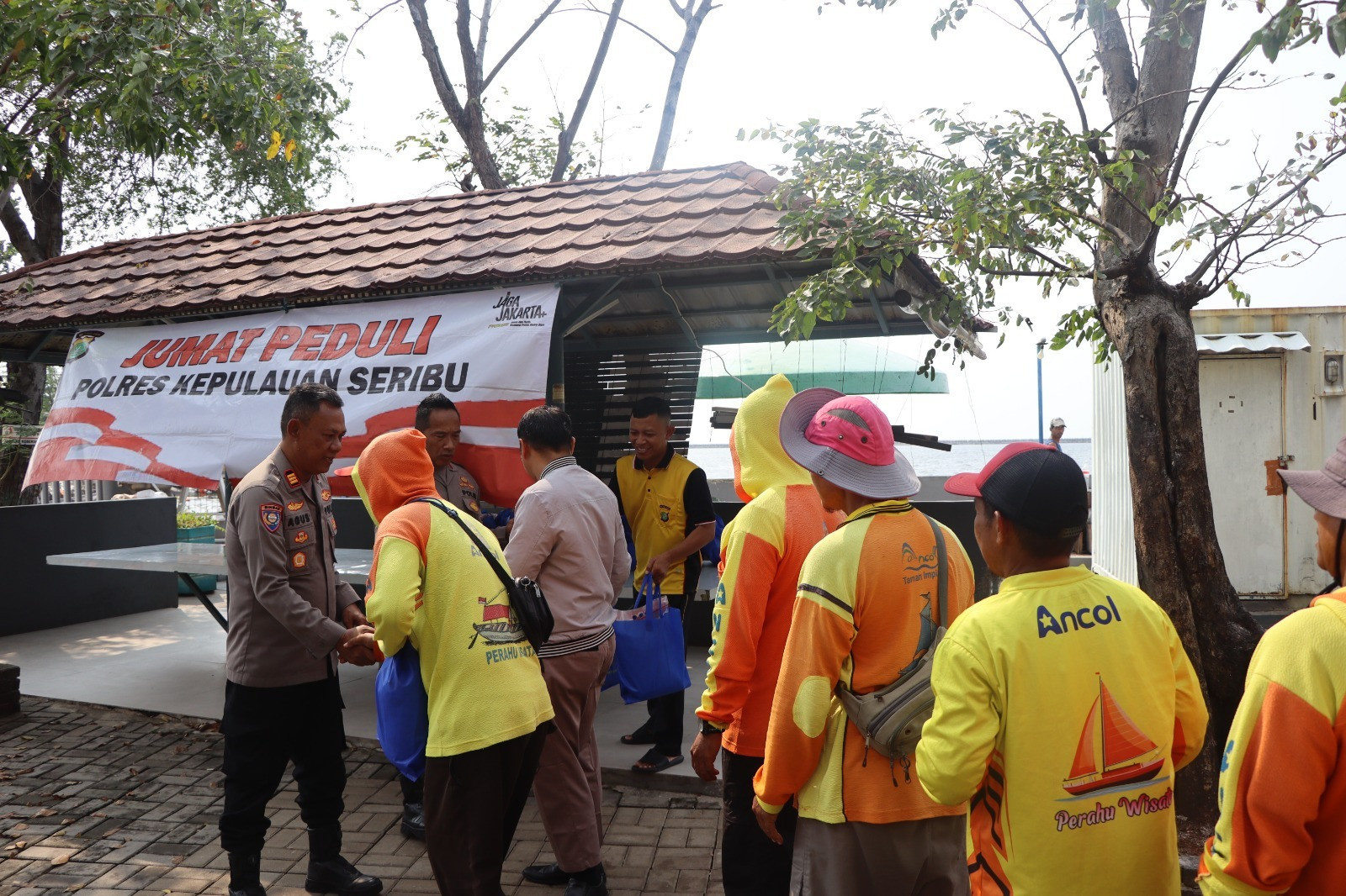 Polres Kepulauan Seribu Gelar Jumat Peduli Bersama Komunitas Sabuk Kamtibmas, Perkuat Sinergi Ojol dan Nelayan