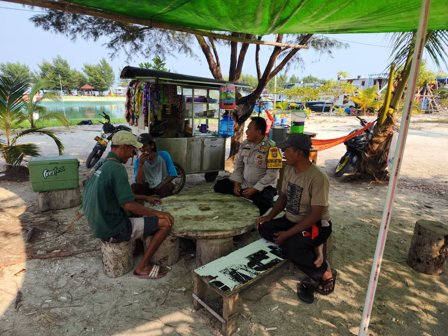 Jaga Jakarta di Pulau Pramuka, Bhabinkamtibmas Sosialisasikan Layanan Polisi 110 dan Imbau Warga Cegah Kebakaran