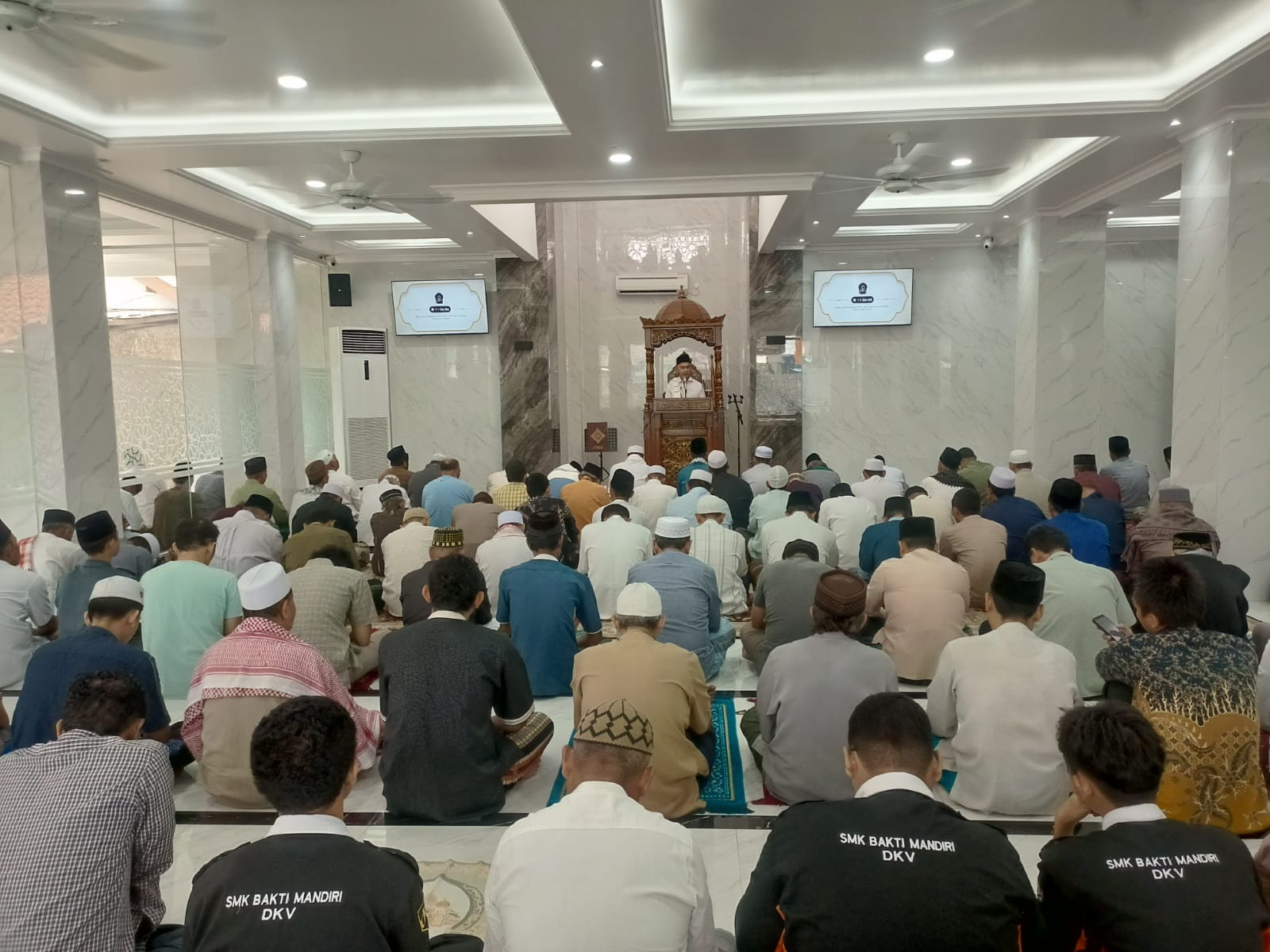 Polisi Bersama Masyarakat, Kapolsek Bekasi Barat Sholat Jumat Bersama Siswa SMK di Masjid Al Ikhlas Bintara