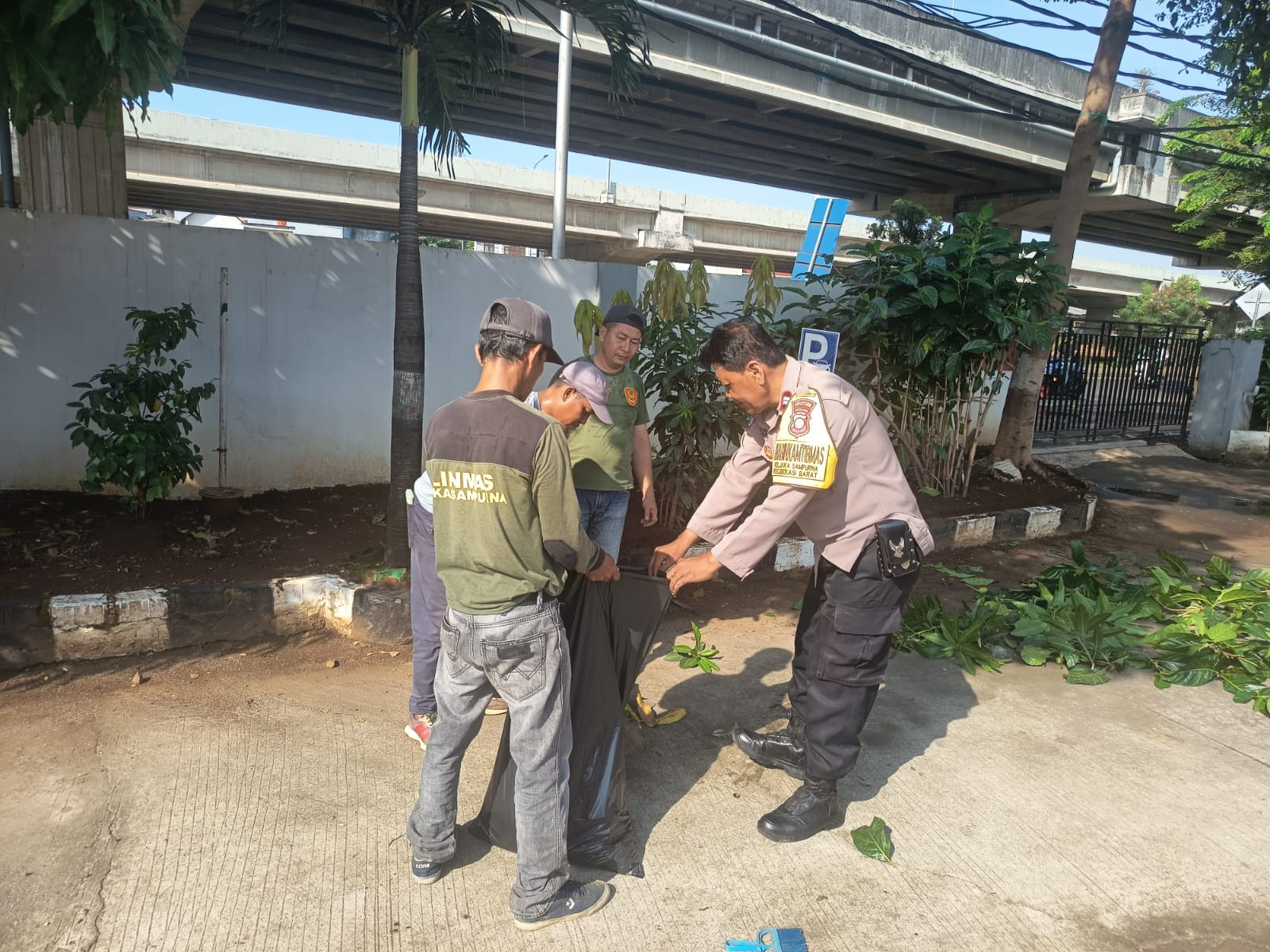 Polsek Bekasi Barat Perkuat Sinergi Lewat Aksi Bersih-bersih di Jakasampurna