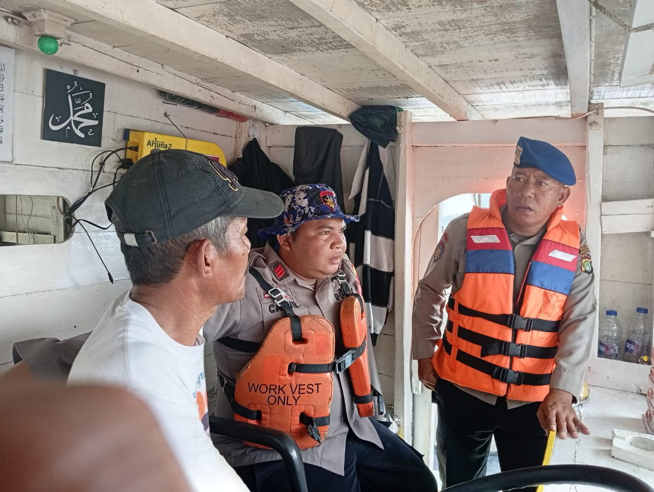 Polisi Himbau Nelayan Gunakan Life Jacket dan Siapkan APAR dalam Patroli Laut Polres Kepulauan Seribu